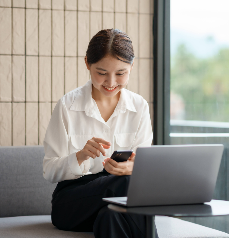 Mujer usando computadora